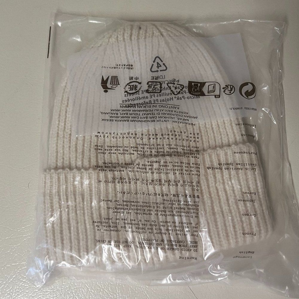 Levi's Essential Ribbed Batwing Beanie - Picture 4 of 4